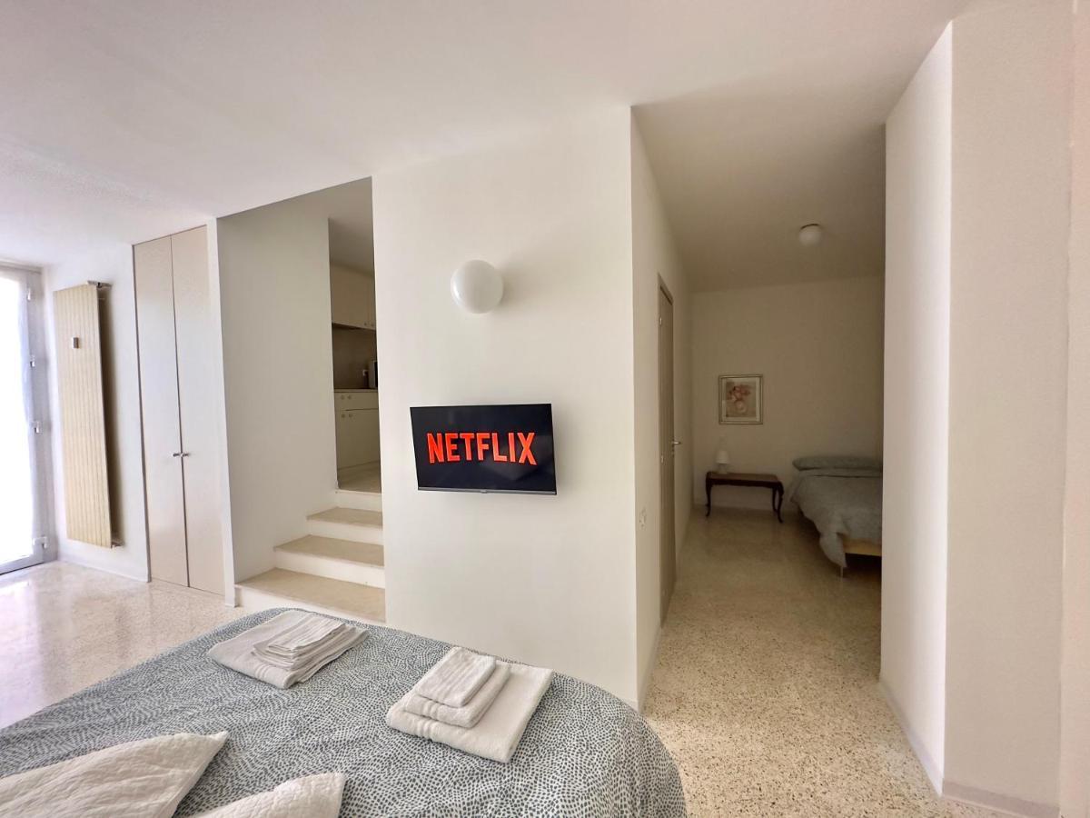 Minimal Apartment Navigli Милан Экстерьер фото